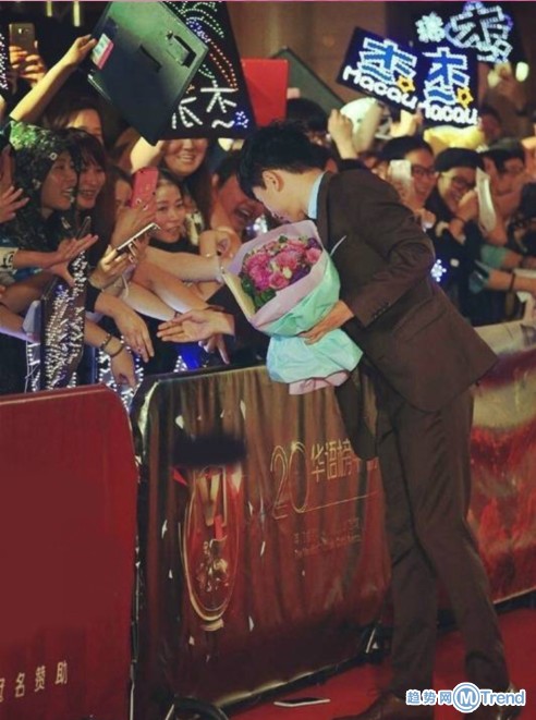 请把我的手机扔到张杰面前