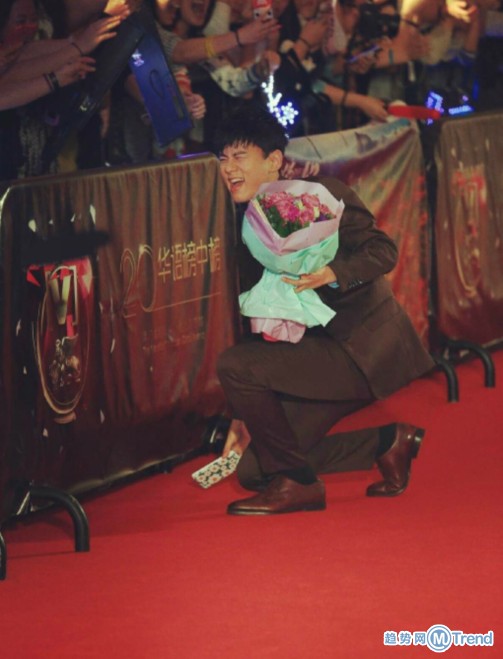 请把我的手机扔到张杰面前