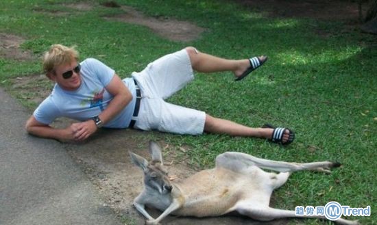 这姿势，难不成是哥俩？