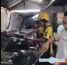 都是外卖小哥自己炒的